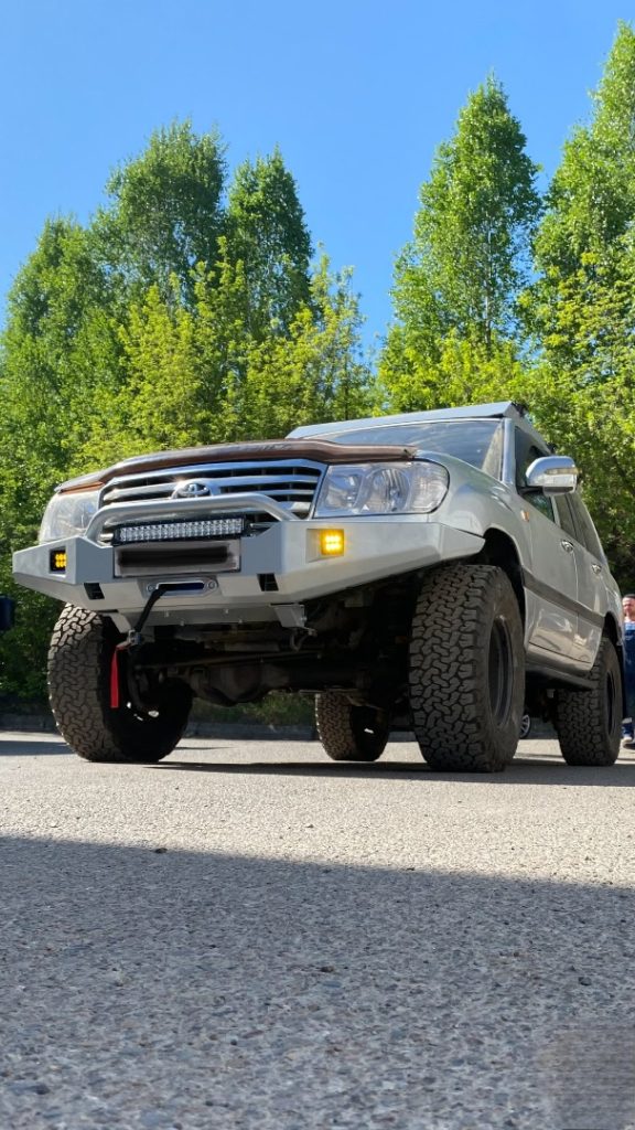 Бампер передний Toyota Land Cruiser 105 дуга