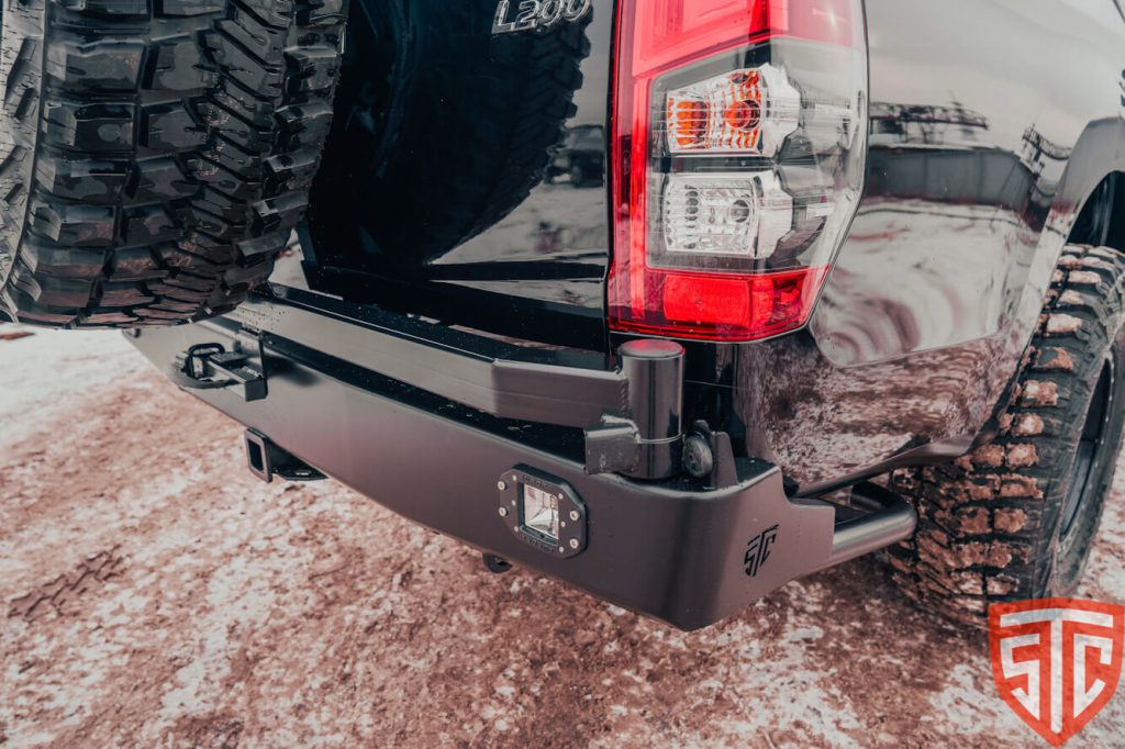 Бампер задний Mitsubishi L200 2019+ калитка центр, под ПТФ Бампер задний Mitsubishi L200 2019+ калитка центр, под ПТФ