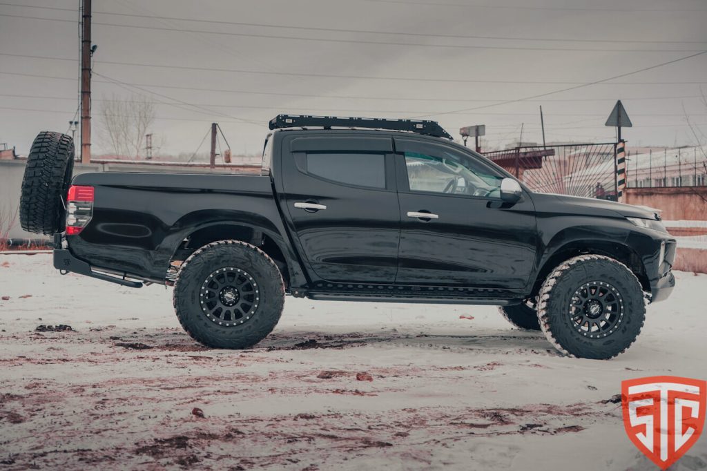 Бампер задний Mitsubishi L200 2019+ калитка центр, под ПТФ Бампер задний Mitsubishi L200 2019+ калитка центр, под ПТФ